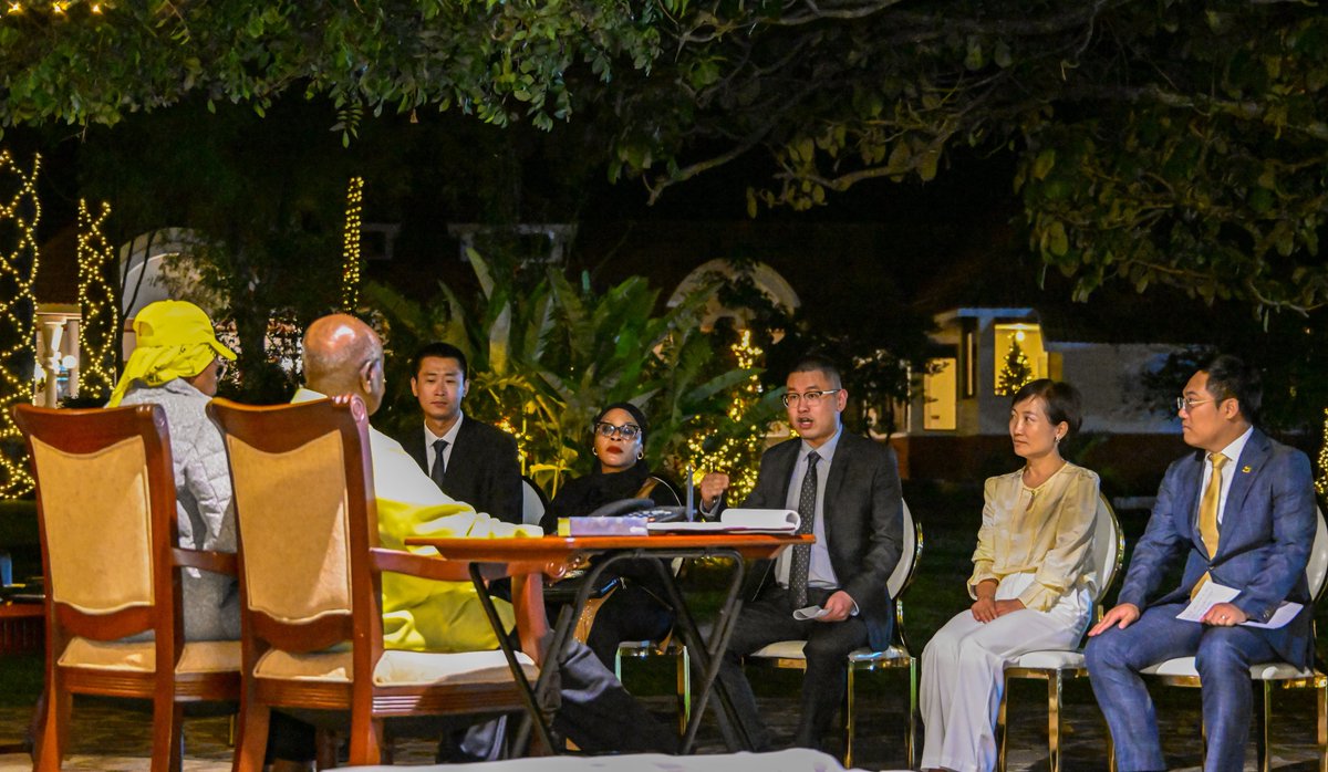 A team from Mbale Industrial Park, led by Ms Lucy Zhang, visited Maama Janet and I at Rwakitura this evening. They updated us on the park's progress and expressed their intention to establish another industrial park. I welcome their plan and assured them of our support.