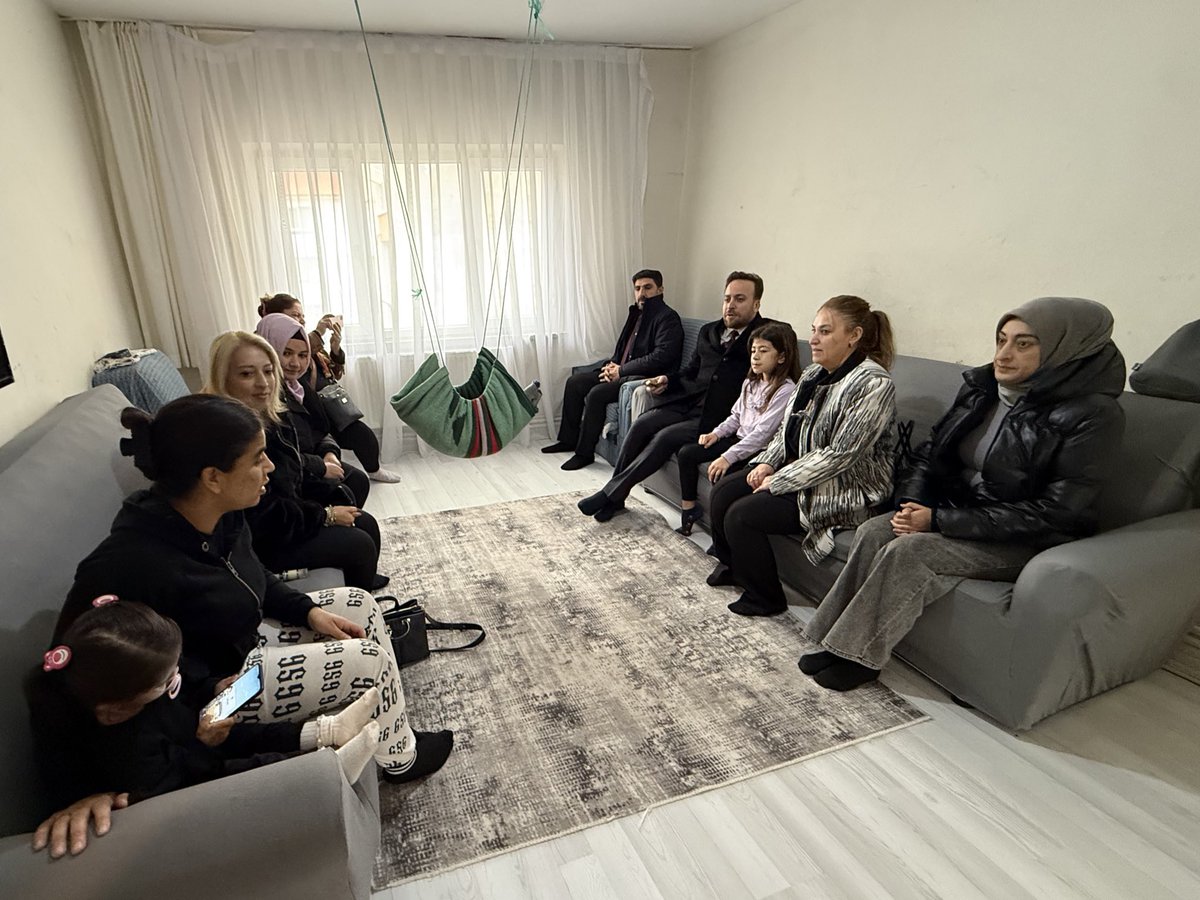 📍 Fatih Mahallesi
Kadın Kollarımızın öncülüğünde;
İlçe Başkanımız Serhat Tunç ve Sosyal Politikalar Birimimizle birlikte Yücel ailemizi ziyaret ettik.

Dayanışma, paylaşma ve gönül birliğiyle milletimizin daima yanındayız.

🔸 AK Parti Seninle #Tepebaşı