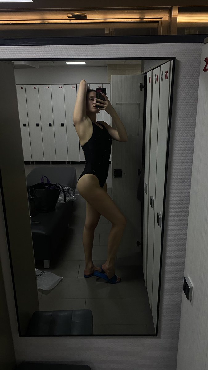Гребла, бегала и плавала за вас ❤️ ноги с жопой год не качала, пришлось затемнить фотку из-за целлюлита вонючего