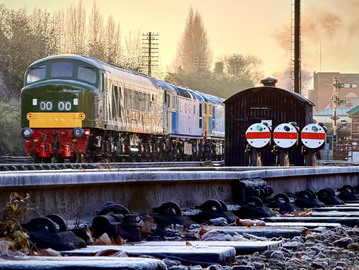 HiPa125's tweet photo. The 5305 Locomotive Association #Class45 (D123) 45125 ‘Leicestershire and Derbyshire Yeomanry’ #Peak - Great Central Railway, Loughborough https://t.co/JtdfIzzCIo