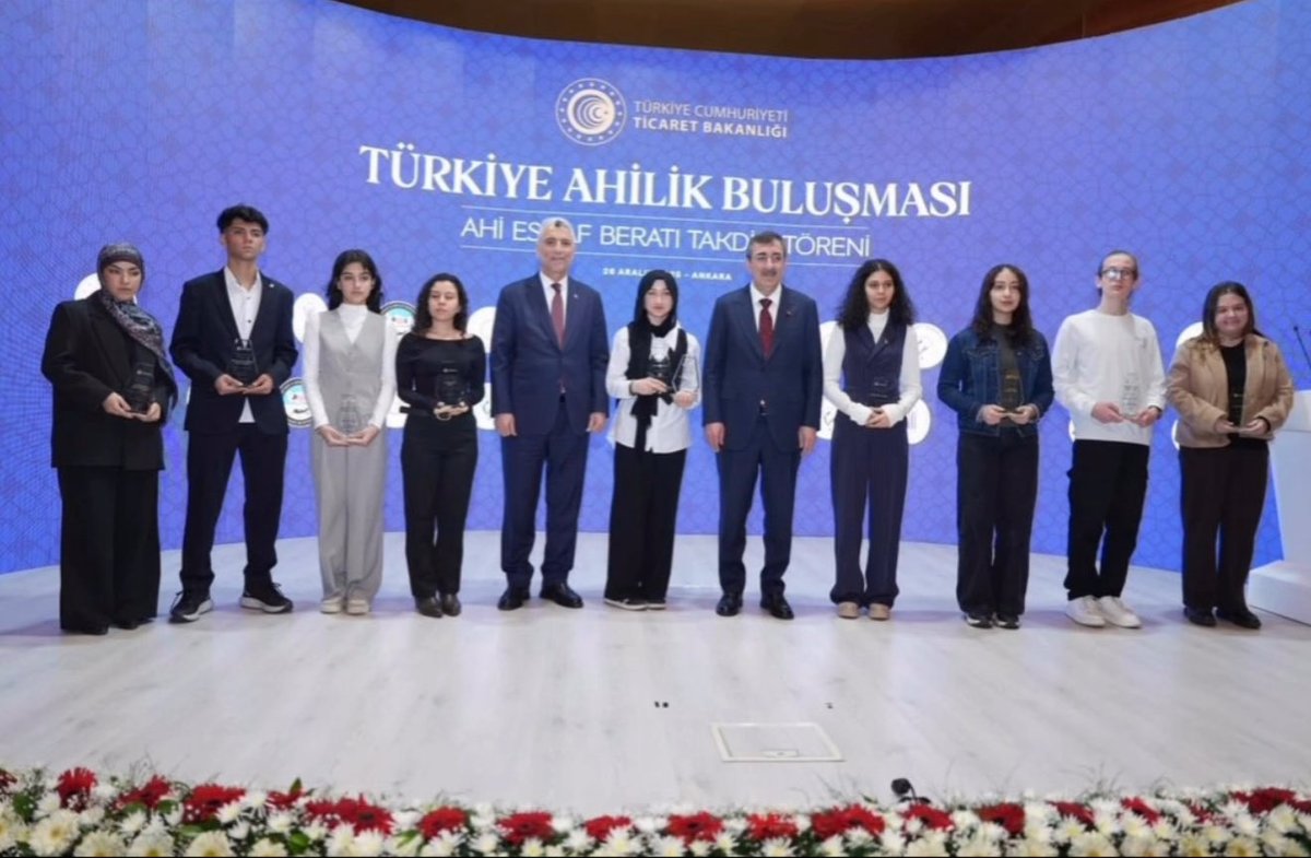 🇹🇷 GURURLUYUZ! 🎨✨

Millî Eğitim Bakanlığı ile Ticaret Bakanlığı Esnaf, Sanatkârlar ve Kooperatifçilik Genel Müdürlüğü iş birliğinde düzenlenen
“Ahi Evran ve Ahilik” temalı Resimle Anlat, Ahiliği Yaşat Resim Yarışması’nda Türkiye genelinde ilk üç derece İstanbul’dan çıktı.

🏆