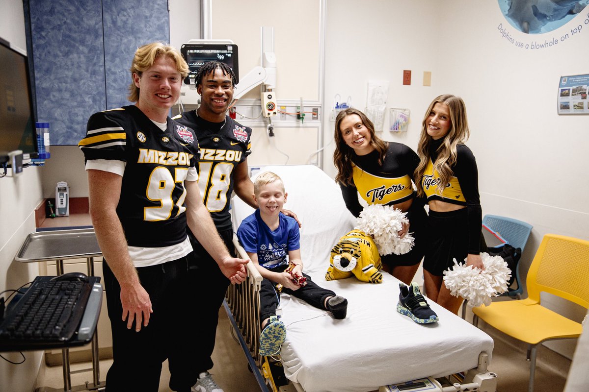MizzouFootball's tweet image. Spreading holiday cheer at Wolfson Children’s Hospital  🤝 

#MIZ