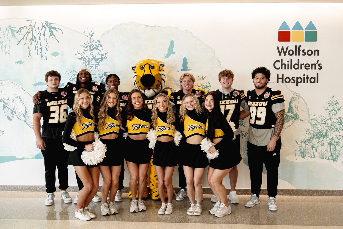 MizzouFootball's tweet image. Spreading holiday cheer at Wolfson Children’s Hospital  🤝 

#MIZ