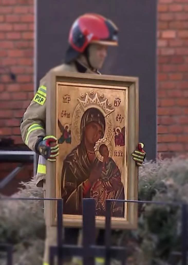 Gdy płoną mury, pozostaje to, co najważniejsze.
Wiara. Wspólnota. Nadzieja.

Strażak wynoszący obraz Matki Bożej z płonącego kościoła parafii Najświętszego Serca Jezusowego w Lublinie.
Dziękujemy strażakom za heroiczną służbę. 🙏🚒

📸 Niezwykłe zdjęcie: Joanna Kozińska