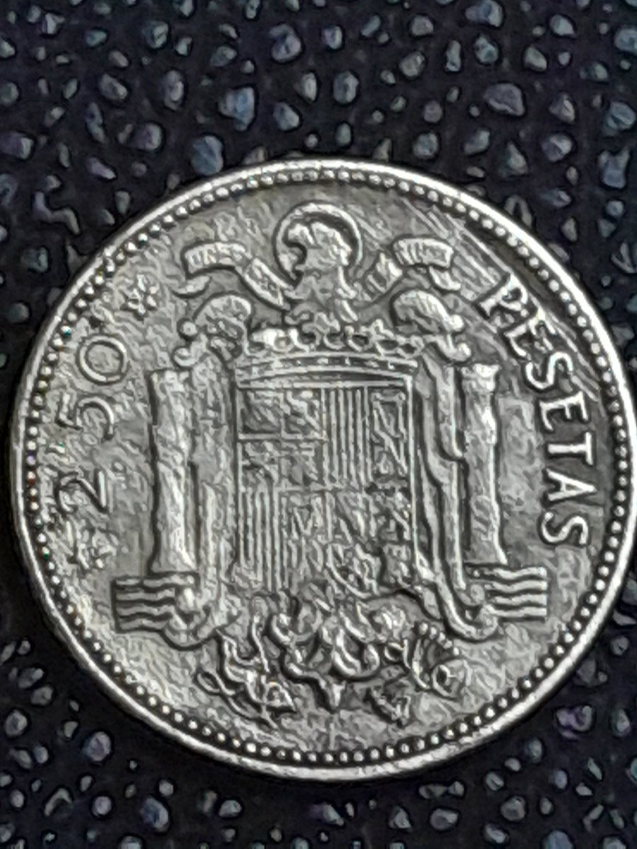 Me encontré esta moneda cavando para plantar los ajos...
Alguien puede darme información?
Aunque usé la peseta incluso con la paca la culona, esta no la recordaba.🤔🤔🤔🤔