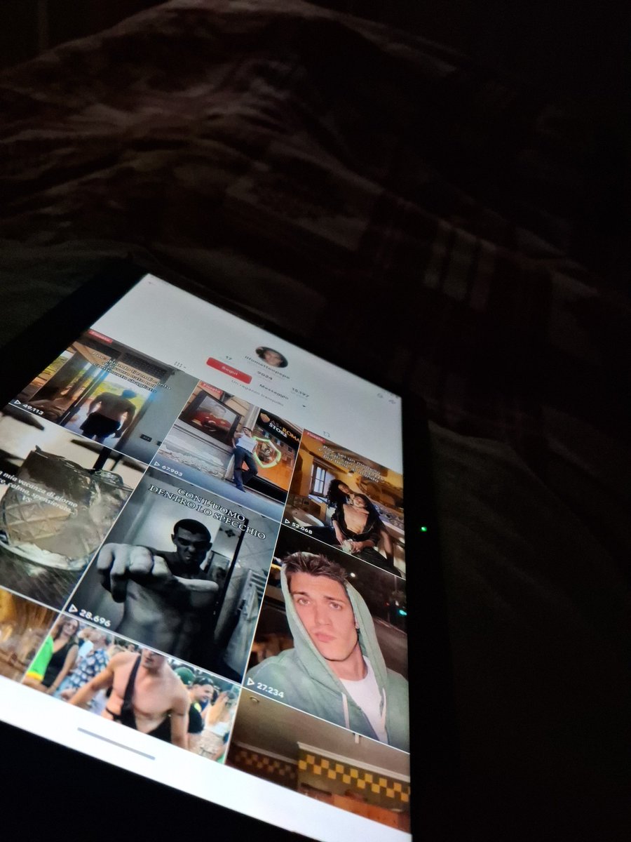 assunta_17's tweet image. Eccomi 😂😂😂 #jonita #grandefratello #aniters