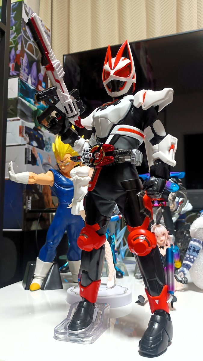 mamoru0323's tweet photo. 一番くじ 仮面ライダーギーツ with レジェンド仮面ライダー -Next Battle!- A賞 SOFVICS 仮面ライダーギーツが届きました。
サイズ約29cmで、でかくてカッコいい！✨大き過ぎて、ガッチャードやガヴの一番くじフィギュアと一緒に飾ると合わないです。

#仮面ライダーギーツ
#geats
#ギーツ https://t.co/1DpKXC7qQs