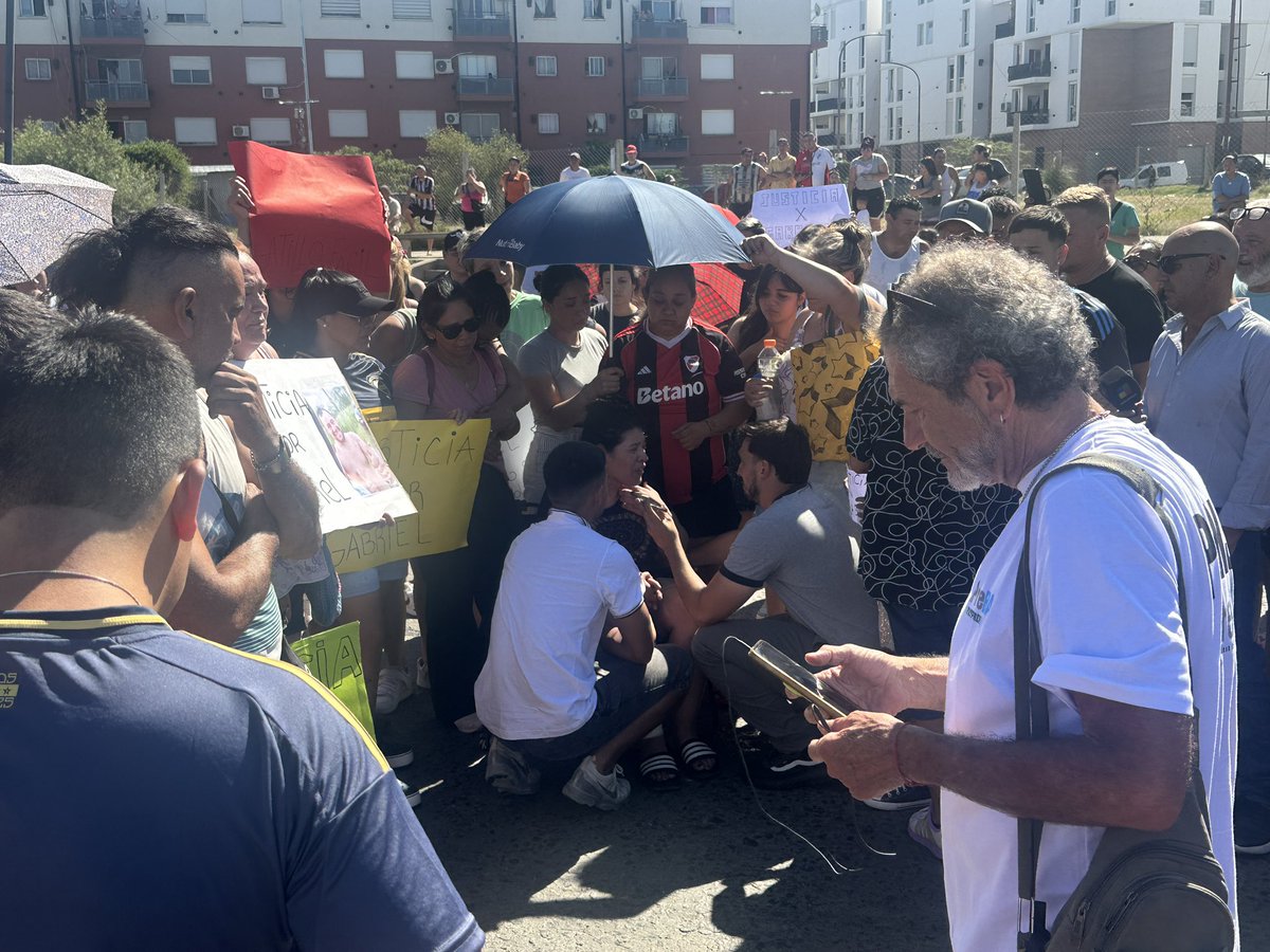 Ahora corte en la rotonda de Jumbo, Lugano, denunciando el asesinato de Gabriel por parte de la policía de la  Ciudad. #Basta de Gatillo Fácil!!