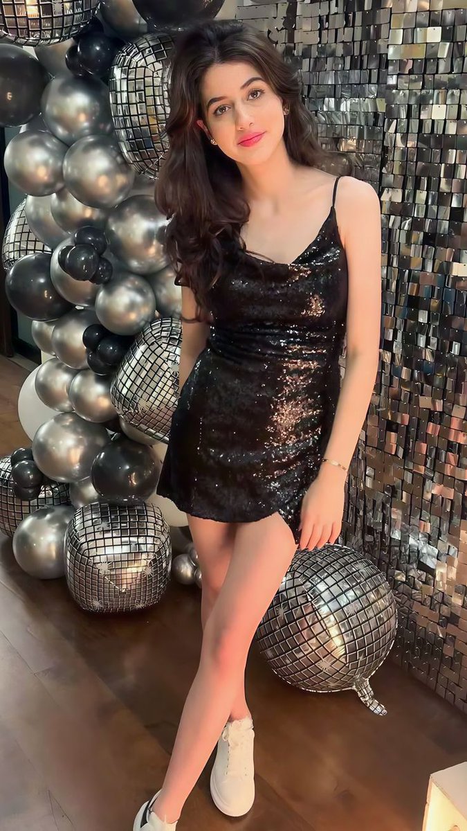 celeblife360's tweet image. Naomika Saran looks absolutely radiant and breathtaking in this chic floral outfit.

#NaomikaSaran #IndianActress #IndianBeauty