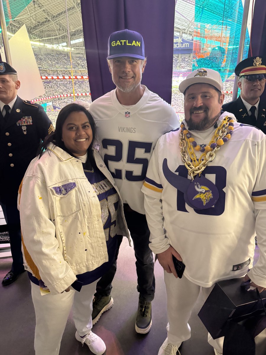 PicDaddy82's tweet image. Yesterday was absolutely amazing! Got engaged to my best friend @rani_karasch thanks for the Photo @joshduhamel #Skol