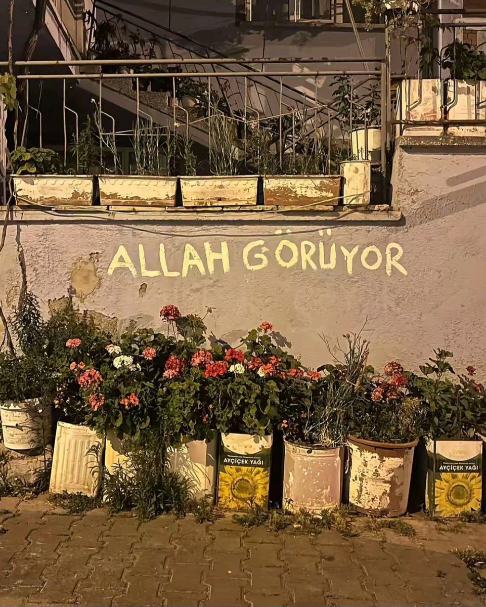 "Allah'a tevekkül et. Vekil olarak Allah yeter."
 
Azhab/3