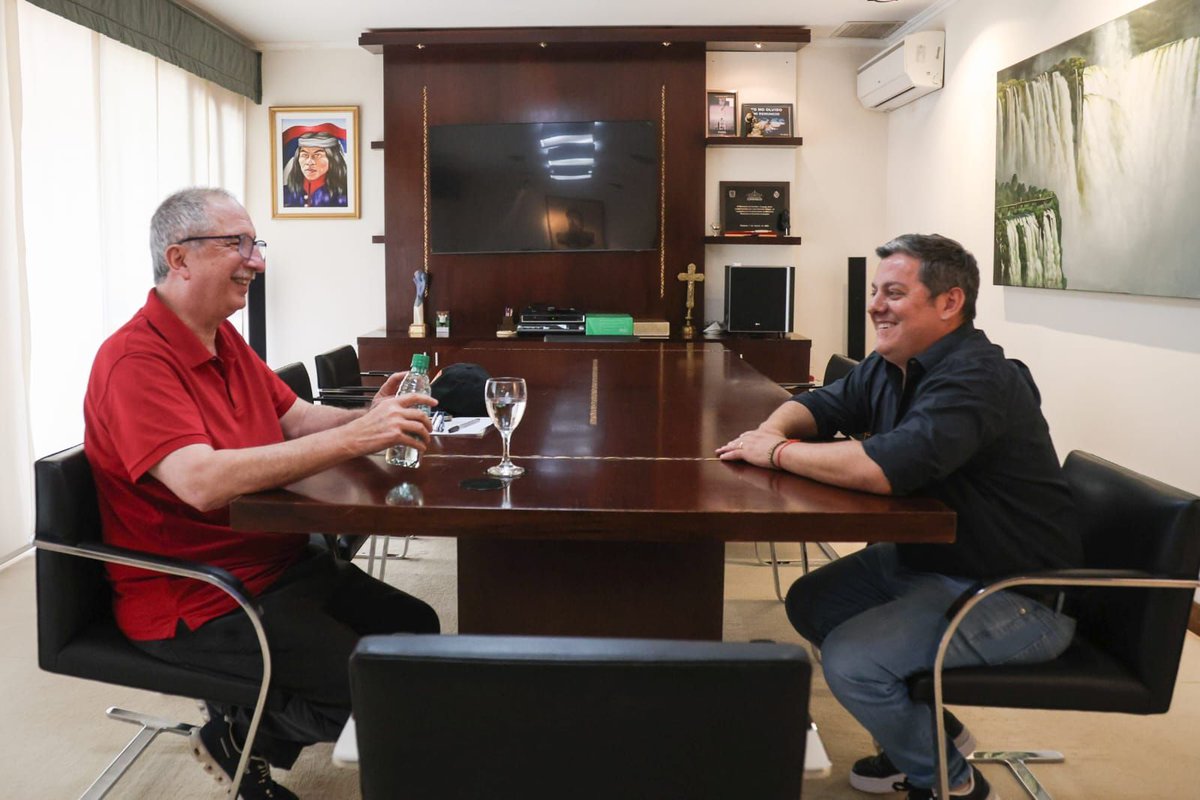 El gobernador Hugo <a href="/passalacquaok/">Hugo Passalacqua</a> recibió en su despacho al Presidente de <a href="/MaranduComSE/">Marandu Comunicaciones</a> <a href="/Kico_llera/">Kico Llera</a> para trabajar  en los lineamientos de conectividad y desarrollo digital para toda la provincia.