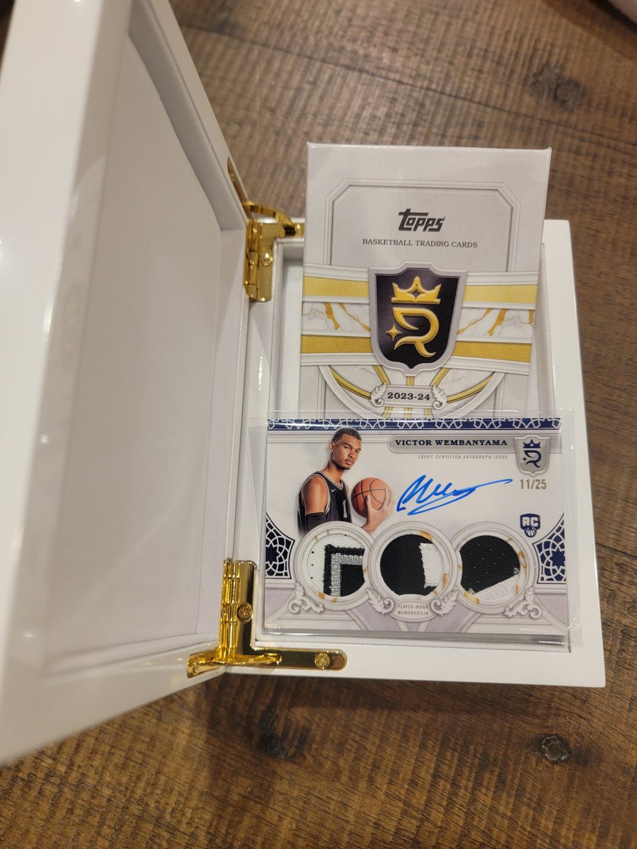 ClosetVol's tweet photo. @cardrestocks Here it is. A HUUUUUGGGGEEE hit from another @cardrestocks link.

Late Christmas night rip from Santa Filp's link!

Victor Wembanyama Topps Royalty Superior Jersey Signatures/25

On card, player worn, triple patch.

Amazing! https://t.co/4YfMQdgeWv
