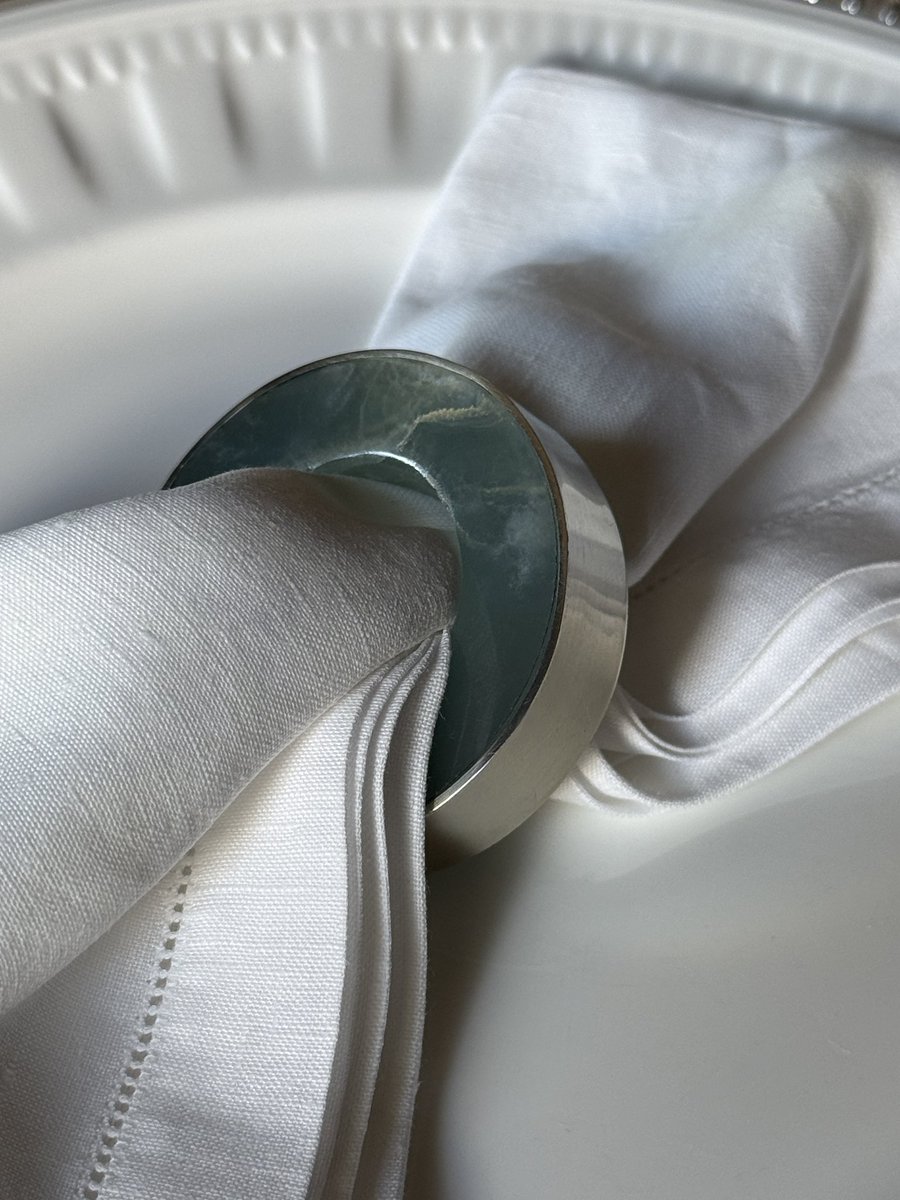 airedelsurstore's tweet image. Welcoming the New Year with intention and timeless details.

Salta napkin ring and name card.
Choose from our four natural onyx colors.

Visit our showroom or explore the collection online.

#AireDelSur #NewYearTable #TableStyling #OnyxDetails