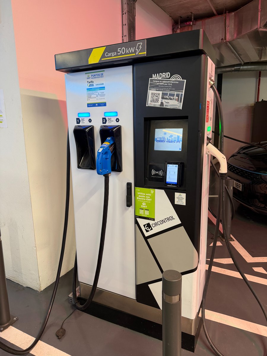 Hola <a href="/EMTmadrid/">EMT Madrid</a> <a href="/policiademadrid/">Policía Municipal de Madrid</a> <a href="/Lineamadrid/">Línea Madrid</a> 

Los cargadores de EMT, de la electrolinera del parking de Canalejas, tienen un QR fraudulento...