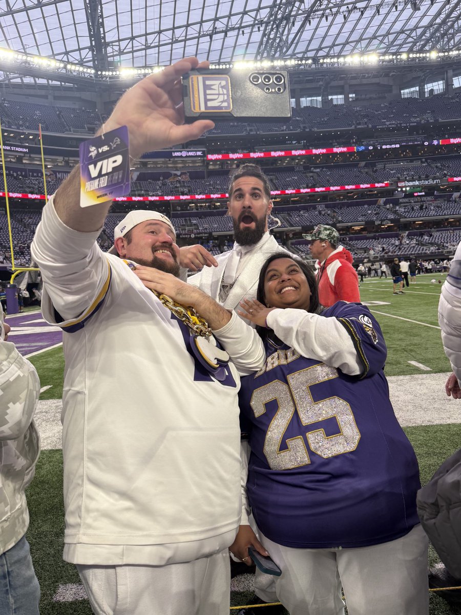 PicDaddy82's tweet image. Thanks for stopping and getting a photo with us @rani_karasch @WWERollins 
#Skol
#WWE
#NFLonNetflix