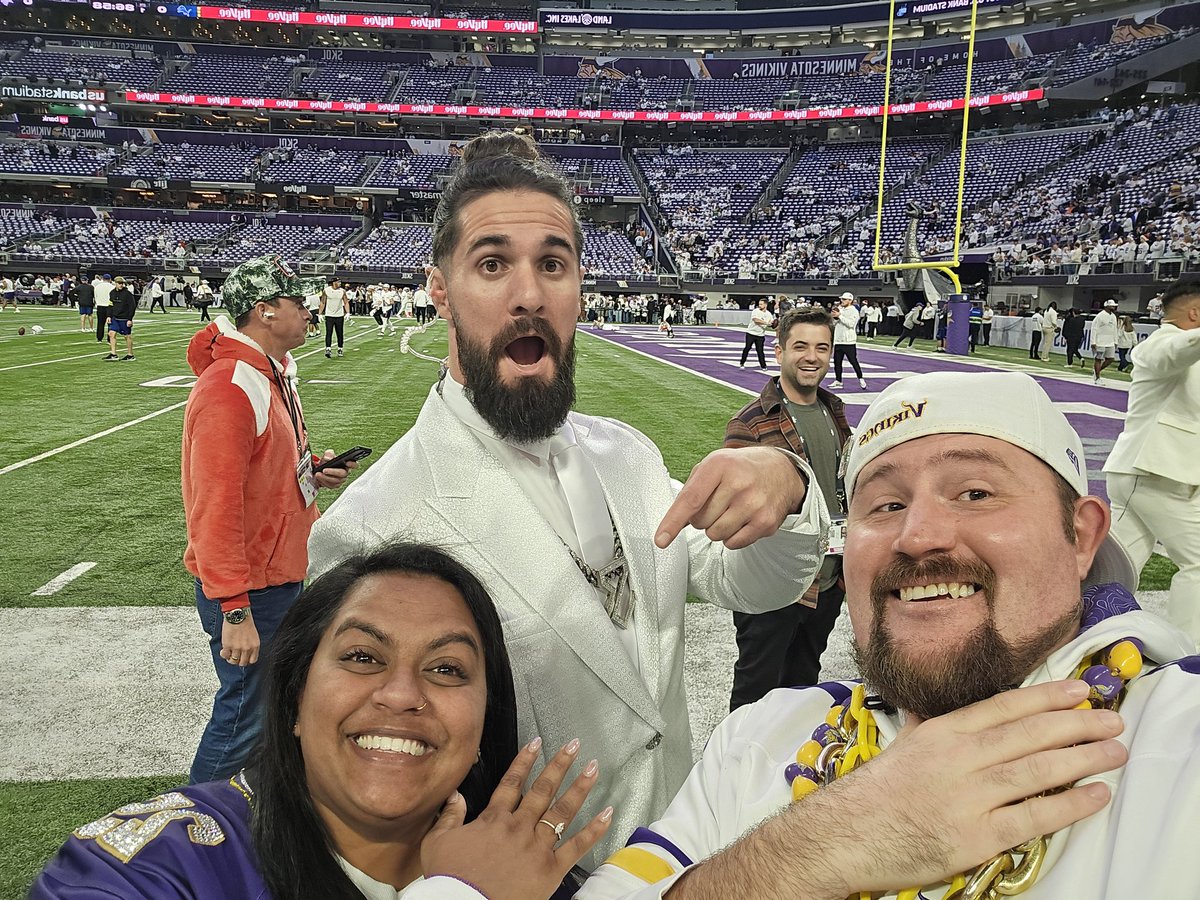PicDaddy82's tweet image. Thanks for stopping and getting a photo with us @rani_karasch @WWERollins 
#Skol
#WWE
#NFLonNetflix