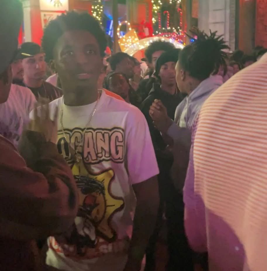 KBTXRusty's tweet image. 📣 UPDATED: Austin police are STILL asking the public for help identifying these suspects nearly a month after the incident.

Austin Police Department detectives need your help identifying suspects in an assault that happened early on Nov. 29 in the 6th Street Entertainment…