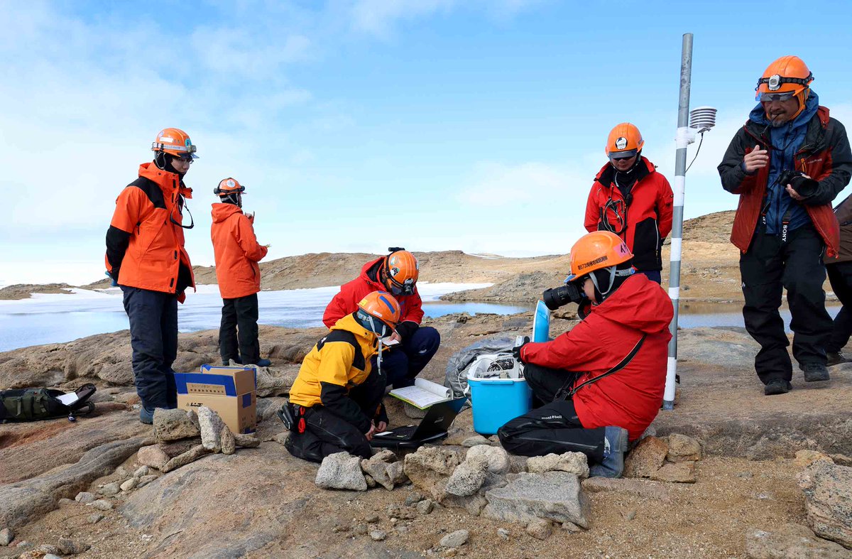 12月26日、隣の西オングル島へ。地温計から1年分のデータをとり、バッテリー確認や時刻調整をしました。#南極 #観測隊 #Antarctic