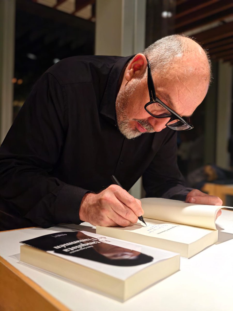 Mañana sábado 27 de diciembre estaremos firmando 'El tanquista de Tiananmén' en la librería Santos Ochoa de Logroño (Calvo Sotelo, 19) de 18:30 a 20:30 h. También firmarán otros autores como Raquel Villar, Andrés Pascual y Óscar Soto Colás. Os esperamos.