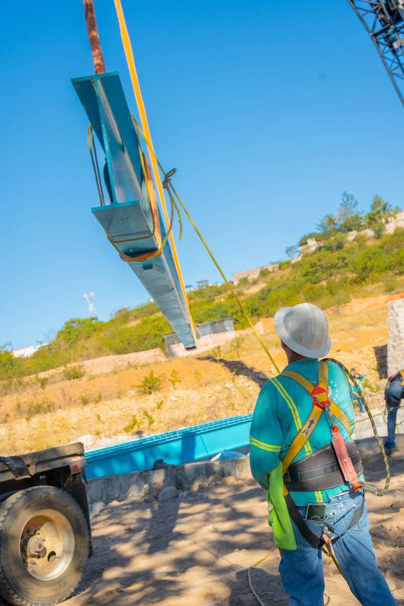 Este viernes, la Dirección de <a href="/ObraMunicipal/">Dirección de Obras Municipales</a> instaló las vigas de acero del nuevo puente que construye sobre el río San José, en el distrito de Metapán, Santa Ana. 

El puente es parte del proyecto de ampliación de la calle que conecta las lotificaciones El Progreso y Santa Fe