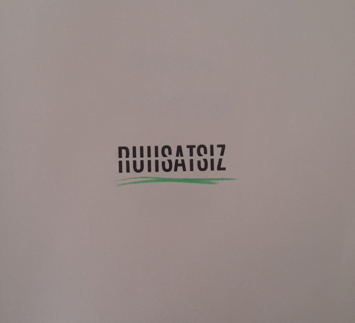 "İçimizde makul bir şüphedir aşk Leyla'dan gayrı. 
Farzı muhal; ola ki ahi kalbe değse Gücenmiş olsa, selamı sabahı kesse Hükmü düşmüş kararı temyiz etse Uzaklık gür bir mesafe, yakınlık sır dese
Kâkülüne çağın rüzgârından kumlar düşse

İçimizde meçhul bir sevdadır Leyla Aşktan