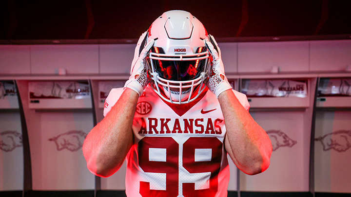 TransferPortal's tweet image. Arkansas EDGE Kaleb James is entering the portal, his reps @DreamMakersTM tells @PeteNakos. 

Has two years of eligibility remaining. 

on3.com/transfer-porta…