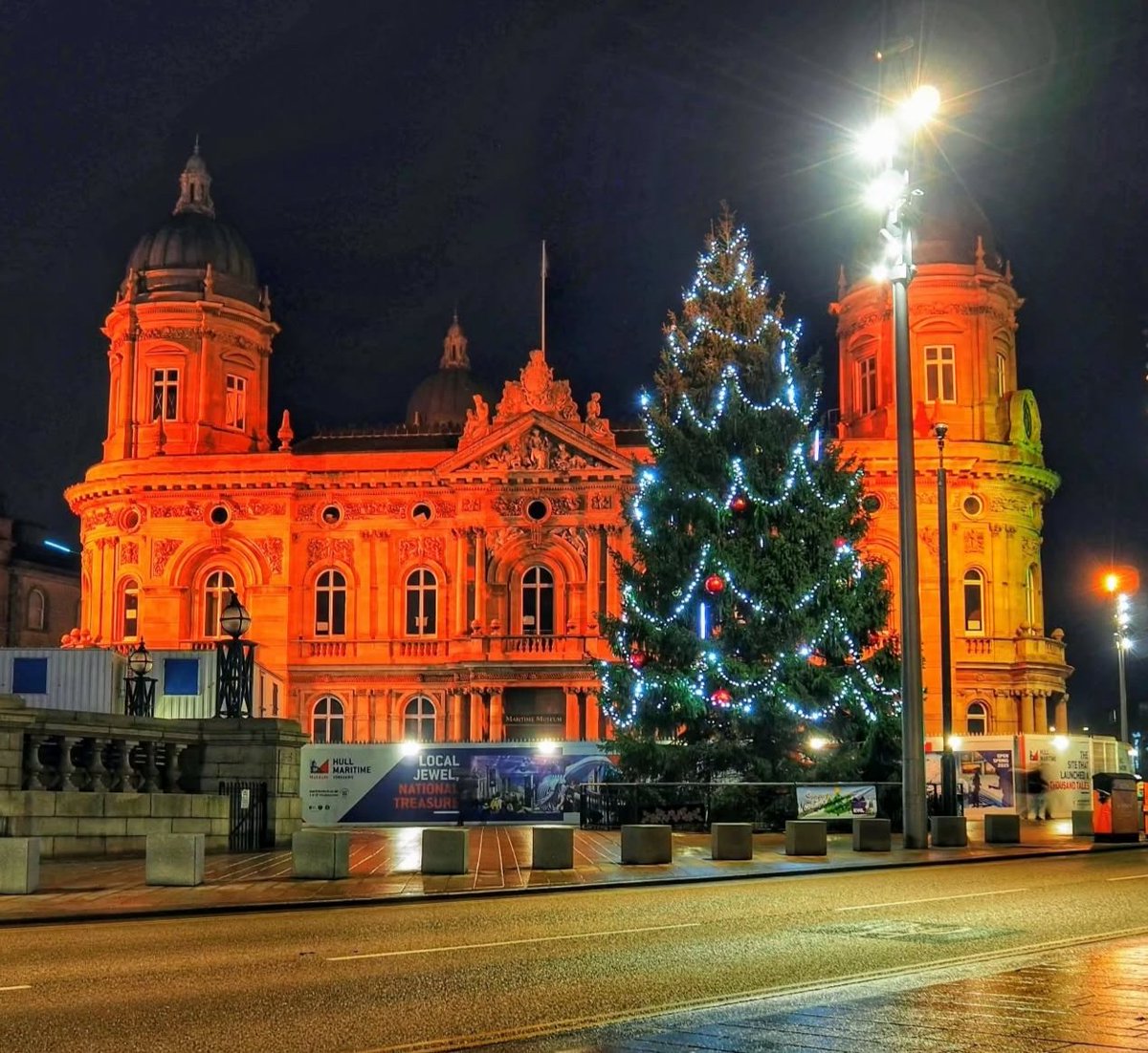 Queen Victoria Square at Christmas.

#hull #yorkshire #travel #architecture
#photography #christmas