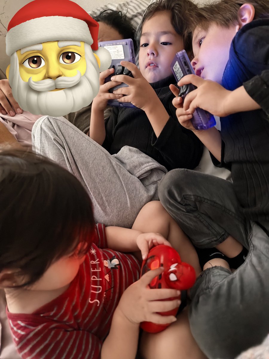 fatiwen's tweet photo. Santa ☺️ me encanta la expresión de mis bebes! ( Adri y Brau me ganaron ni foto alcance a tomar jajajaj) https://t.co/yXA5znpe5G