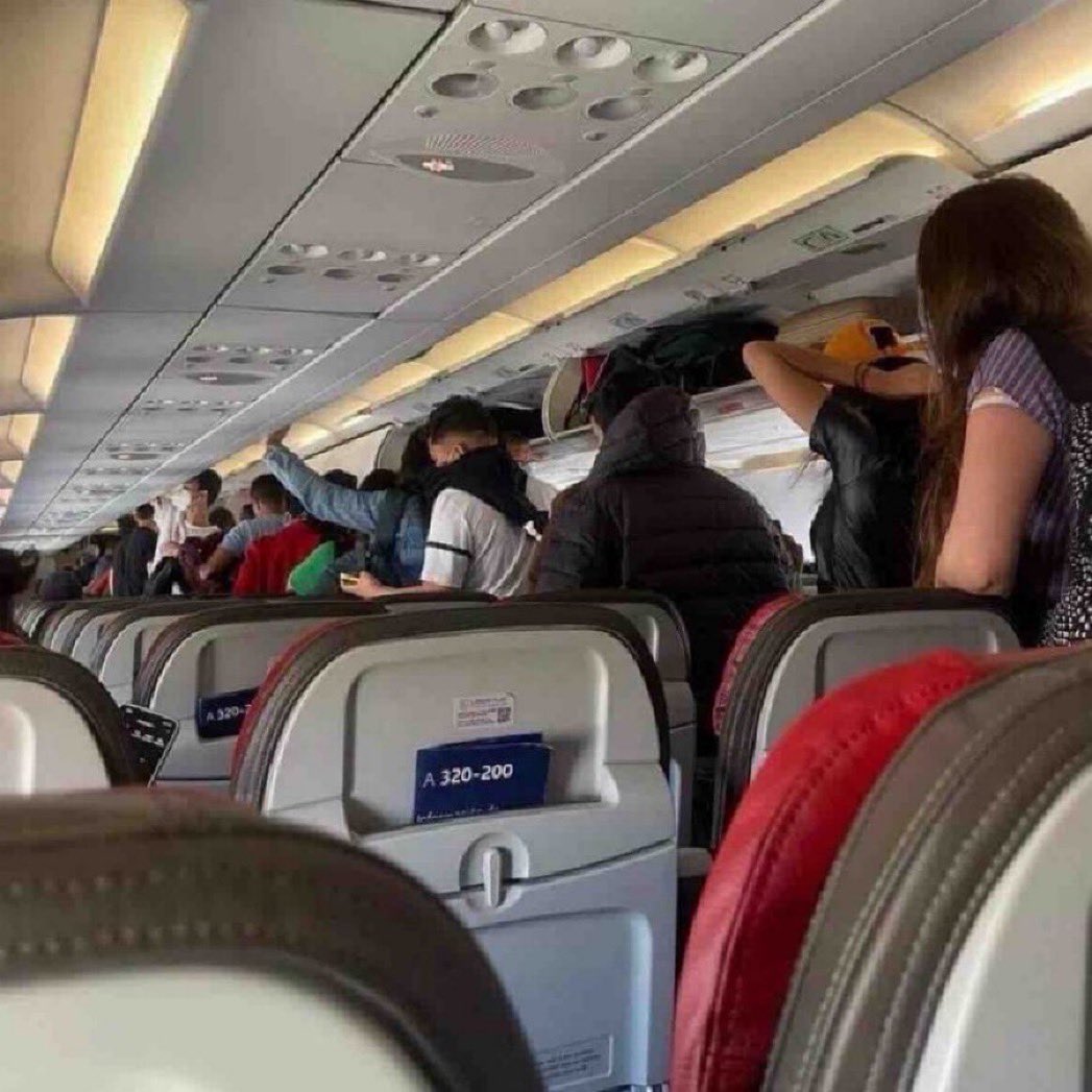 Guarromantico_'s tweet image. Por un 2026 donde la gente aprenda a bajarse de un avión.