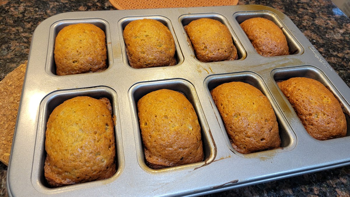 DebussyASMR's tweet image. Tried doing mini banana bread loaves~ 🍞🍌