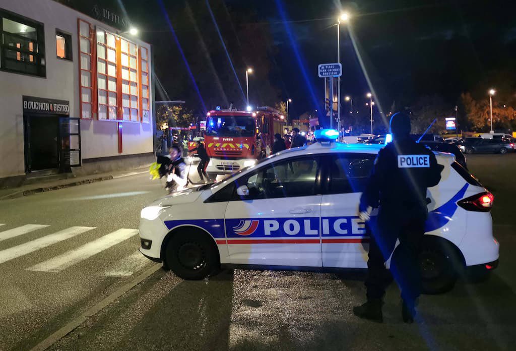 BastionMediaFR's tweet image. 🔴🇫🇷 𝗔𝗟𝗘𝗥𝗧𝗘 𝗜𝗡𝗙𝗢 — À Marseille, une jeune femme de 18 ans a été VIOLEMMENT AGRESSÉE à coups de MATRAQUE par 3 hommes après avoir refusé leurs avances. Les agresseurs ont pris la fuite à bord d’une Audi A1.

Alors qu’elle rentrait à son domicile, la jeune femme, au…