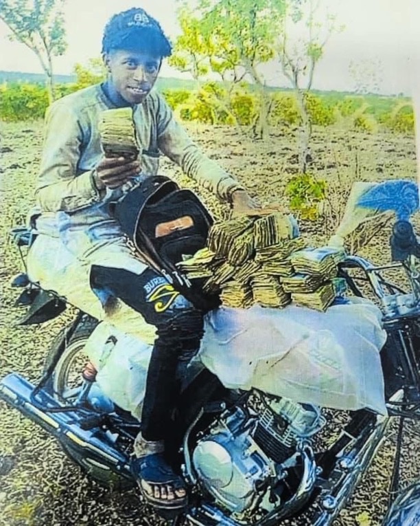 NigeriaStories's tweet image. BREAKING: Bandit who shared photos of himself with arms and ransom money apprehended by the Police  in Kaiama, Kwara state