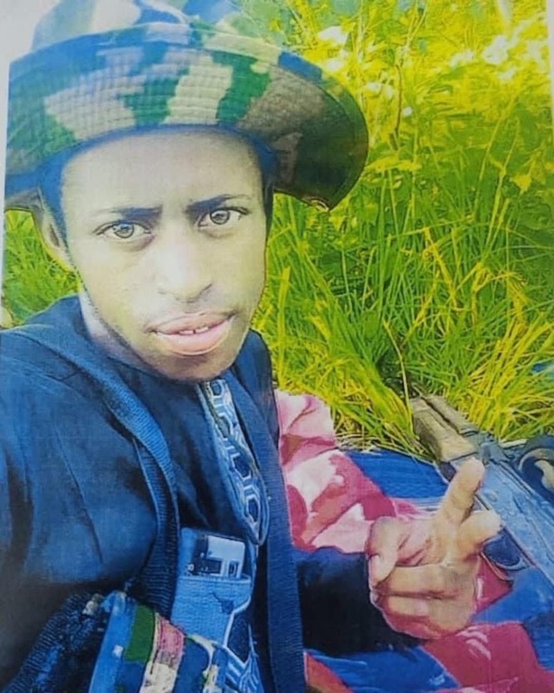 NigeriaStories's tweet image. BREAKING: Bandit who shared photos of himself with arms and ransom money apprehended by the Police  in Kaiama, Kwara state