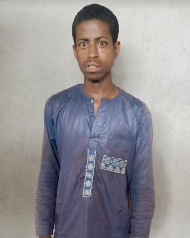 NigeriaStories's tweet image. BREAKING: Bandit who shared photos of himself with arms and ransom money apprehended by the Police  in Kaiama, Kwara state