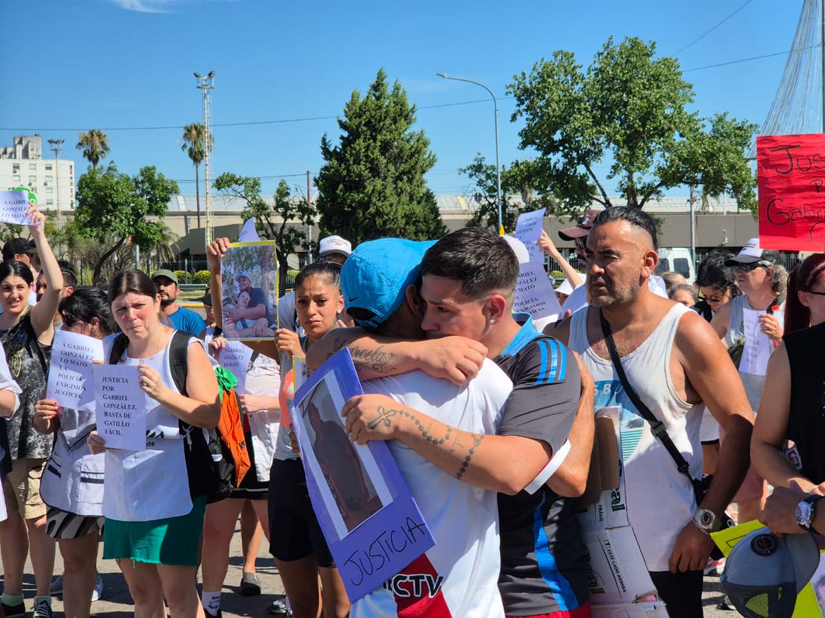 ComunistasCABA's tweet photo. BASTA DE GATILLO FÁCIL 

Nos movilizamos junto a la familia, vecinxs y amigxs de Gabriel González, asesinado por la Policía de la Ciudad en Navidad, para pedir justicia. 

Basta de represión en los barrios, basta de policía asesina! https://t.co/rTgri5Cf7W
