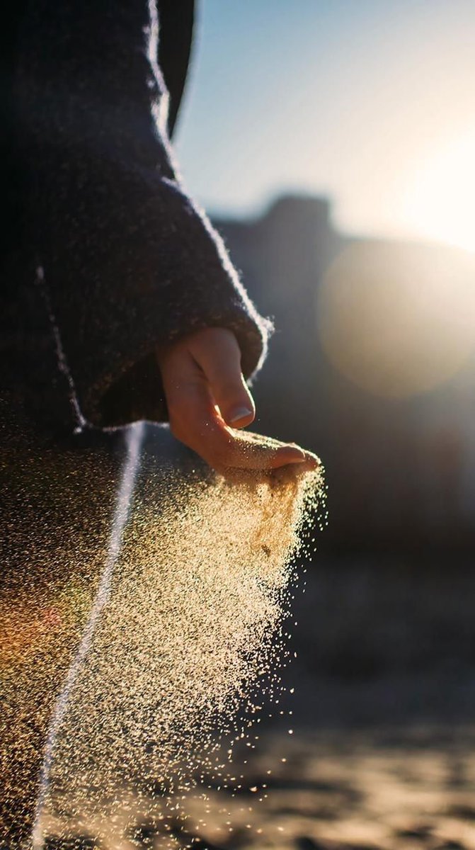 مطر وحنين..
بقلم #لينا_ناصر 
ثم ذات حنين عصف بذاكرتي،،،
كنت أتنقل بين محطة وأخرى
من محطات ماض سحيق،،،
ماضٍ كنت أنت سيّده بلا منازع...!
وكنت أنا فيه طفلة
تتعلم هجاء الحب الأول
على مهل..
وقلبي الذي كان فتيّا نقيّا
كأنه يتعلّم النبض للمرة الأولى
يتبع تعاليم نبضك ويرقص طربا...!
سهواً