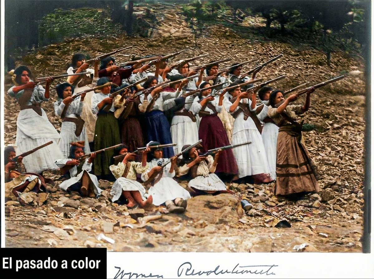 Elpasadoacolor's tweet image. Soldaderas posando con rifles. Fotografía tomada entre 1913 y 1920.