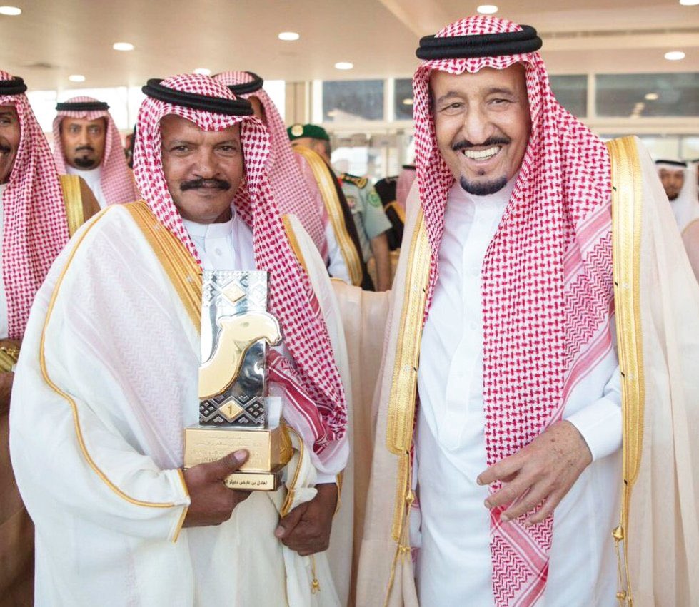 mjeeed852's tweet photo. قد استلمنا الجوائز من سيدي 

أعوام وأعوام و #ابن_دغيثر بالمركز الأول والدبوس بعده ✋🏻

الاولات الروابح 🥇☝🏻.

#مهرجان_الملك_عبدالعزيز_للإبل10 https://t.co/IrcaLunbBX