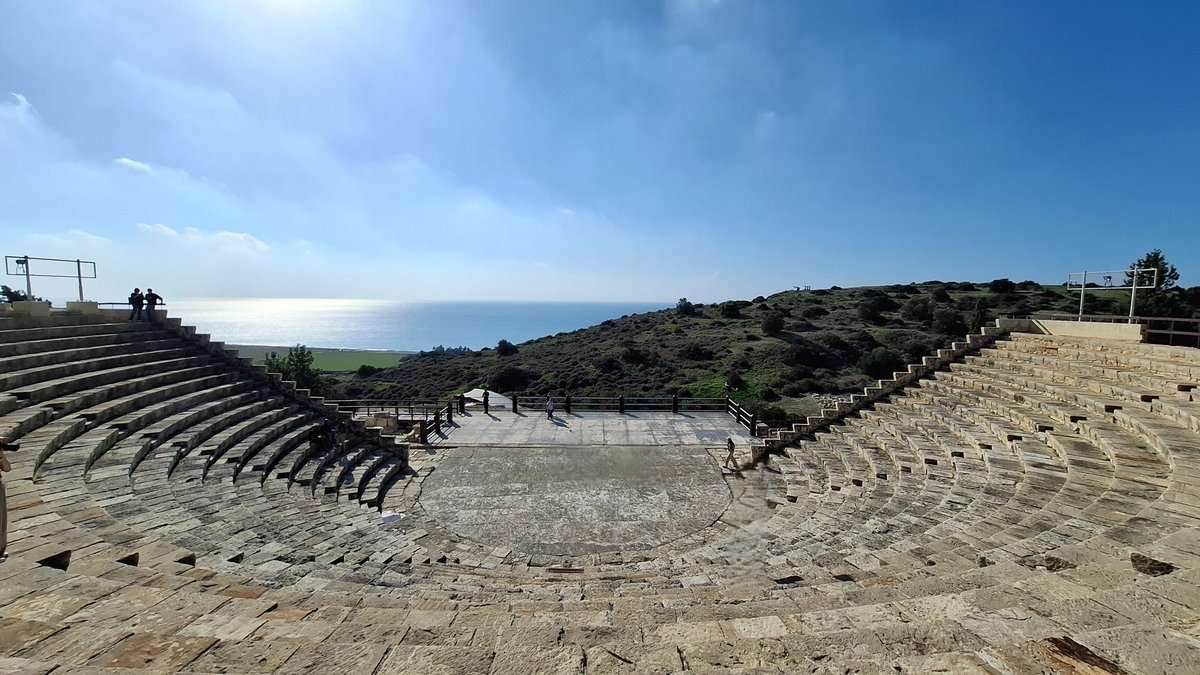 solisteres's tweet image. Surrounded by a Palaestra 🤼‍♂️ , Mosaics depicting the unmasking of Achilles and a Greco-Roman amphitheater.

#bloodmemory
