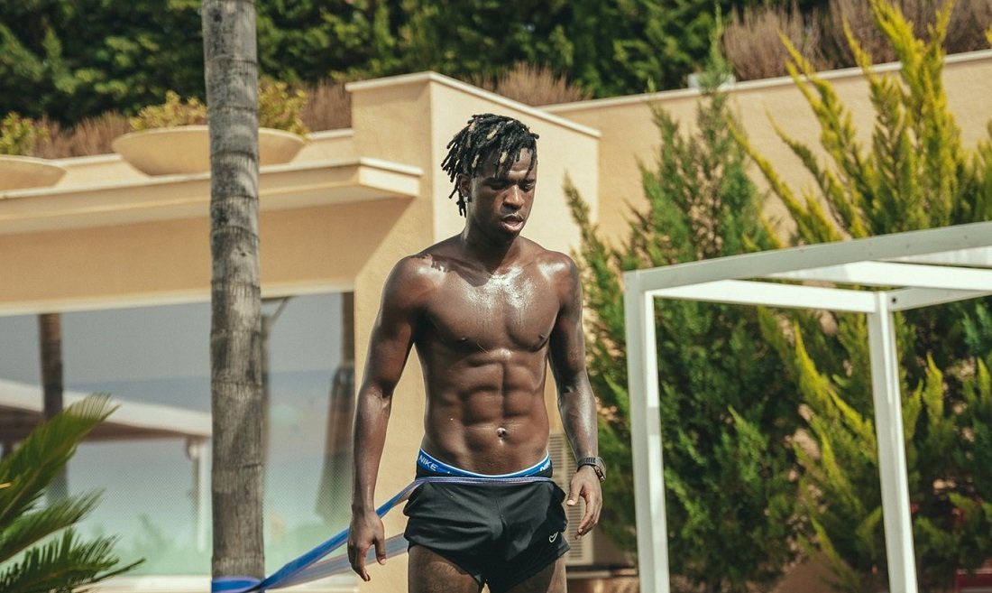 CR7Brasil's tweet photo. Nas férias em 2024 Vinicius Junior estava treinando e com esse shape monstruoso aqui

É duro. https://t.co/Uk9uVD4UlZ
