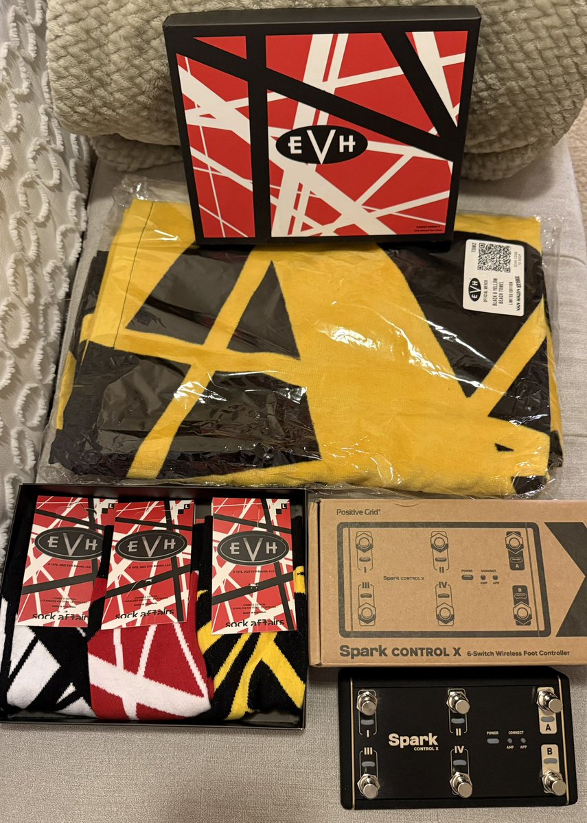 Happy with my gifts! Must’ve been on the nice list!
#EVHForever <a href="/PositiveGrid/">Positive Grid</a> 
<a href="/VanHalenStore/">Van Halen Store</a> <a href="/VanHalen/">Van Halen</a> 🤘🏽❤️