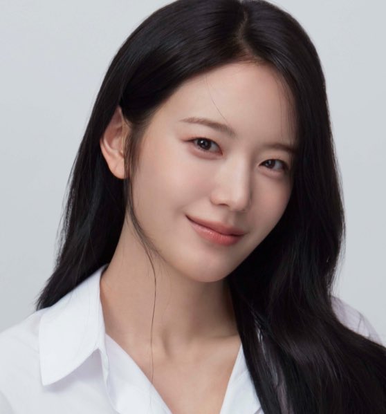 fromisbase's tweet photo. Happy 28th birthday to fromis_9’s lead vocalist and face of the group, Gyuri! https://t.co/m07ieCWVrO