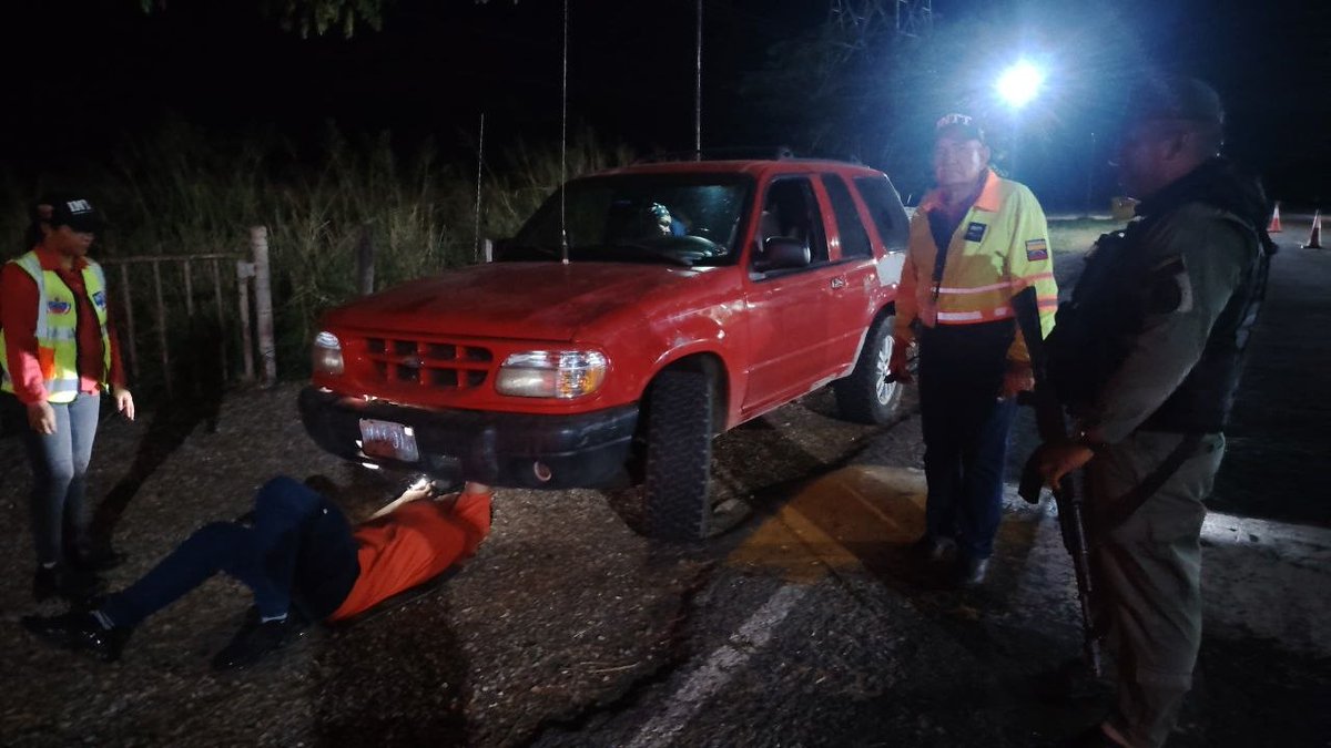InttContigo's tweet photo. Desde el PAC Café Negro vía San Pedro Lagunillas, los trabajadores del INTT, junto a la GNB, realizan operativo preventivo mediante 
charlas de concientización sobre el peligro de usar barras de luces LED y focos adicionales no reglamentarios. https://t.co/TbnjqZlLMs