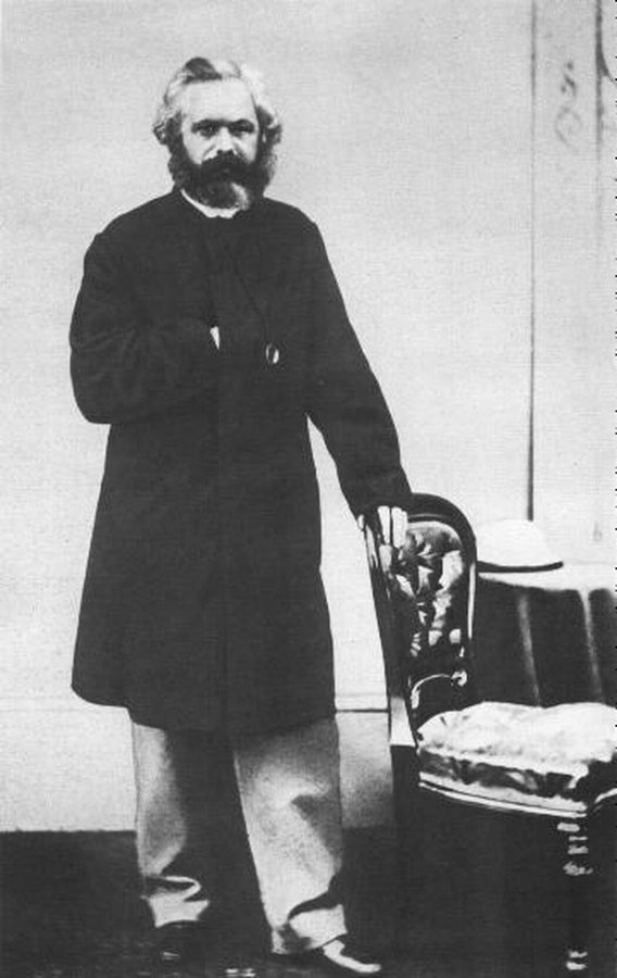 En 1865 Marx escribió su ”Confesión“, un cuestionario semi-jocoso muy popular en la época:

Ocupación: Ratón de biblioteca
Vicio que odia: El servilismo
Idea de la felicidad: Luchar
Tu héroe: Espartaco
Color favorito: Rojo
Tu máxima: Nada humano me es ajeno
Tu lema: Dudar de todo