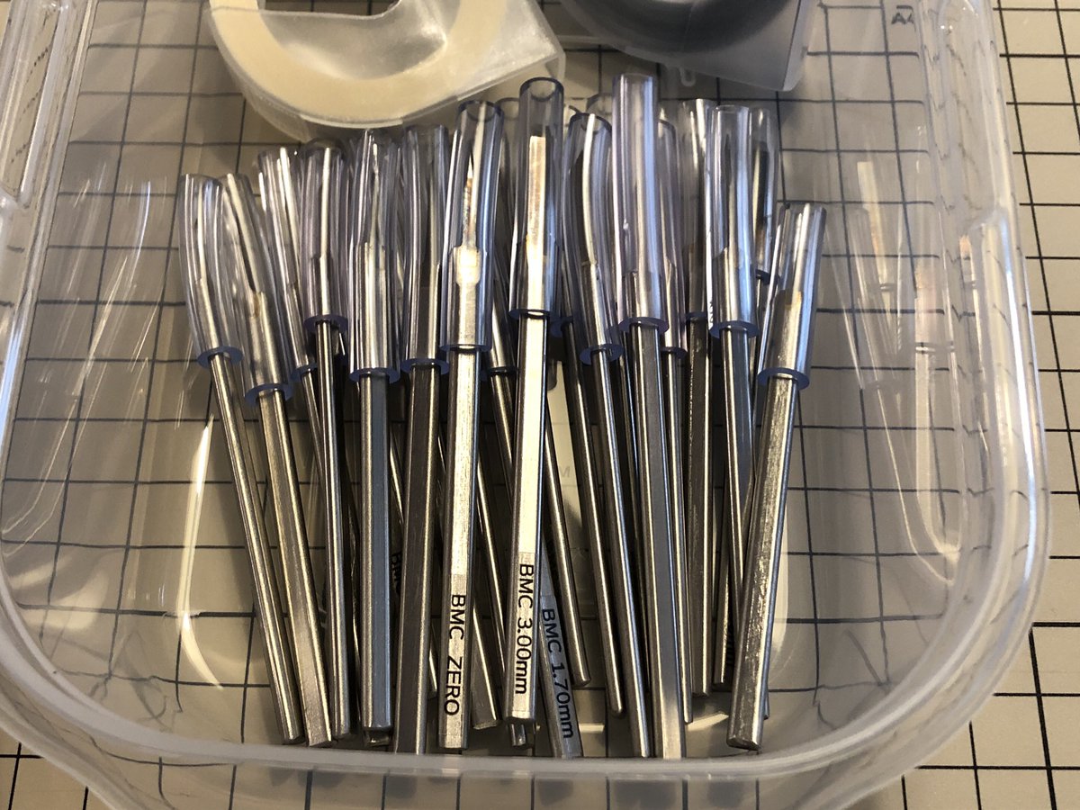 Rihitoon's tweet photo. 無事に仕事納めできましたので
BMCタガネ新品フルセット開封🤗
100均のタッパーで保管すると刃にやさしくていいよ https://t.co/qESmFpb0cK