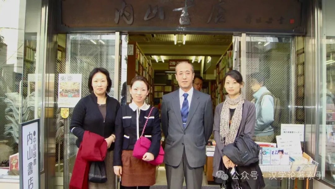 ZhenbenBook's tweet photo. (日)内山先生新书讯-珍本访问内山书店老照片

《上海下海：在上海的35年》

作者：(日)内山完造 著；杨晓钟、赵楠婷 译

ISBN：9787567153318

出版时间：2025年8月

出版社：上海大学出版社

定价：RMB.49.00

简介：

本书是内山完造所写的随笔集，由“在上海的35年”和“上海漫谈”两部分组成，共计收录随笔三十余篇，记录作者在上海生活、工作30余年间的所见、所闻和所感。记述风格写实而富有感染力，生动展现了民国上海的多元面貌，同时也勾勒出一个时代的清晰侧影。鲁迅先生曾这样评价内山完造：“廿年居上海，每日见中华。”当时看似寻常的生活随笔，���过漫长时间的沉淀，已成为珍贵的历史记录。图：同事和 内山篱先生（内山完造的侄子）合影