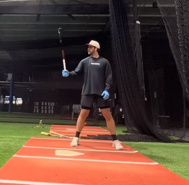 destiny_lugardo's tweet image. Bryce Harper’s new shirt via his TikTok: “Not elite.”