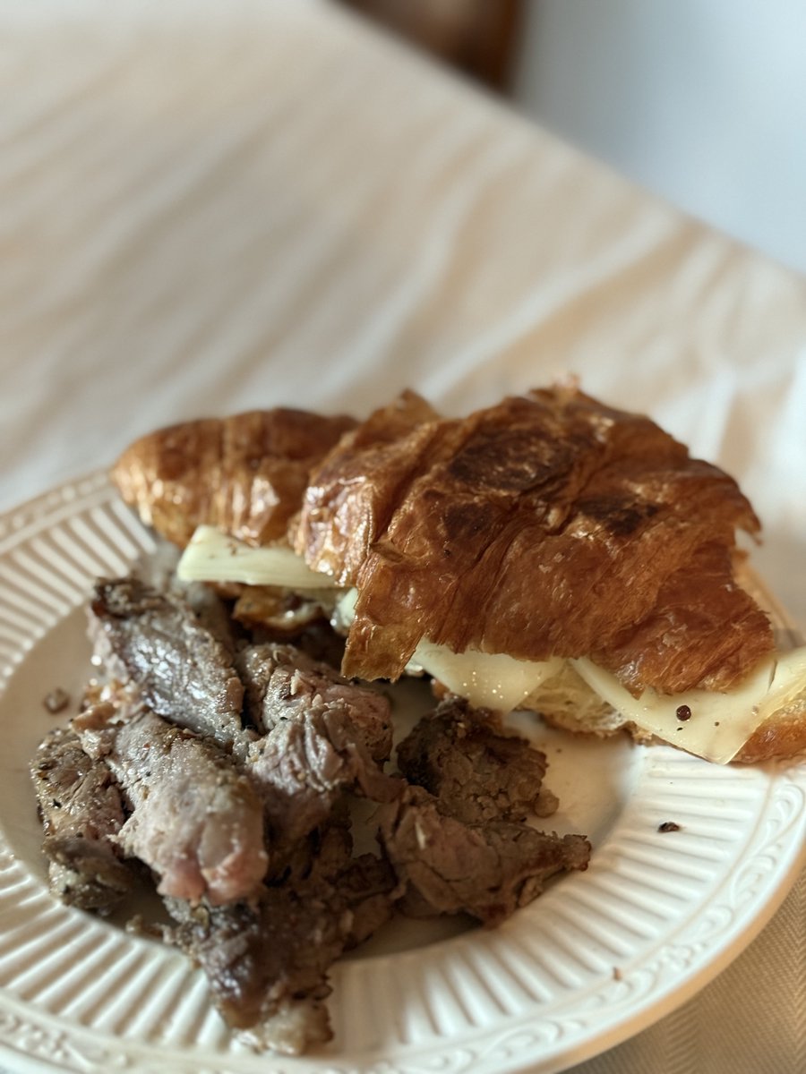 CurlyWurdy's tweet image. Prime rib Mac n cheese 🤤 with a croissant sandwich #leftovers