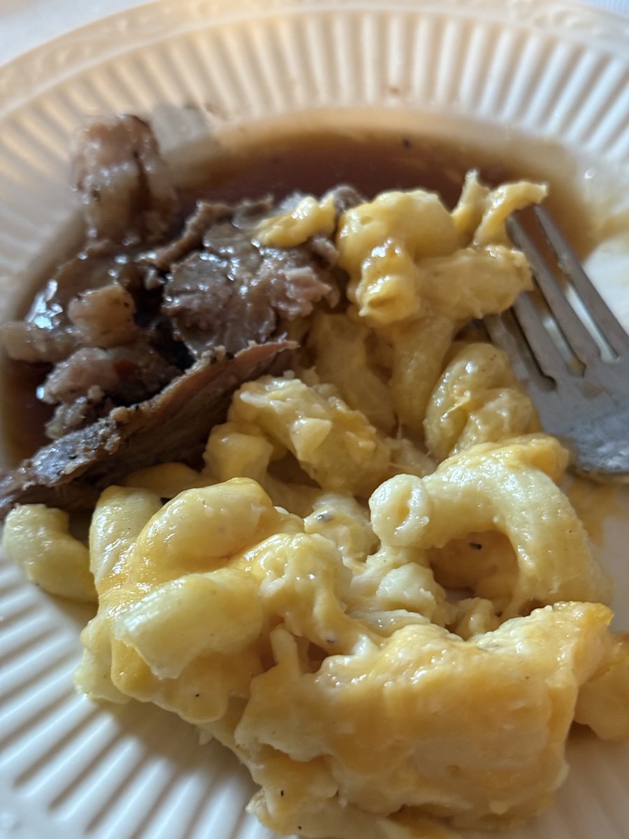 CurlyWurdy's tweet image. Prime rib Mac n cheese 🤤 with a croissant sandwich #leftovers